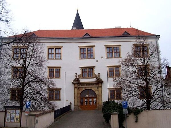 Rekonstrukce hradebního příkopu a hradeb přerovského zámku vyjde tamní radnici na 2,2 milionu korun. 