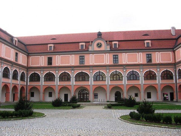 V kapli, která se nachází v jižním křídle zámku, byla loni odstraněna horní část železobetonového schodiště.