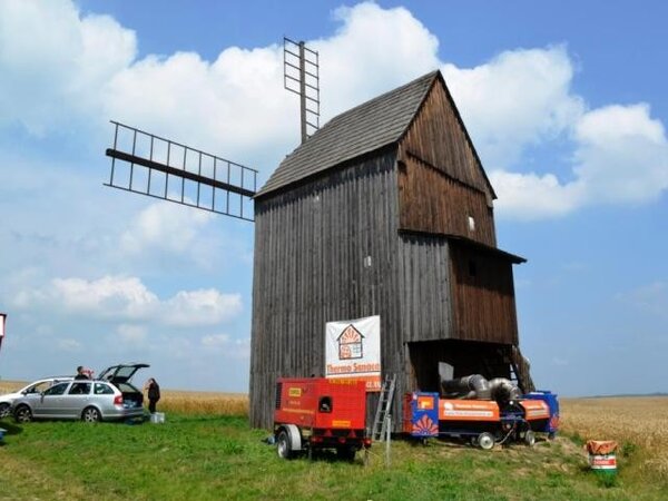 Horkovzdušnou sanaci celodřevěného objektu větrného mlýna realizovala společnost Thermo Sanace.