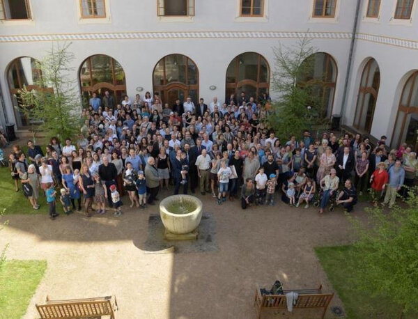 Společná fotografie v areálu Fakulty restaurování Univerzity Pardubice