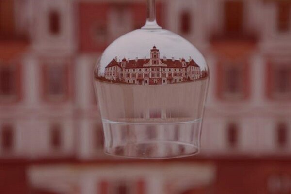 Fotografie z užšího finále ročníku 2017 – Mnichovo Hradiště, zámek ve sklenici vína