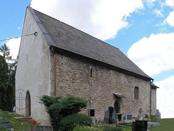 Raně gotický kostel sv. Jiří v Řečici  je postaven z lomového kamene, nároží, ostění oken a portálu je z tesaného žulového kamene.