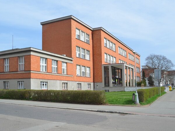 Školní budova byla postavena v letech 1956–1959 podle projektu architekta Václava Rohlíčka.