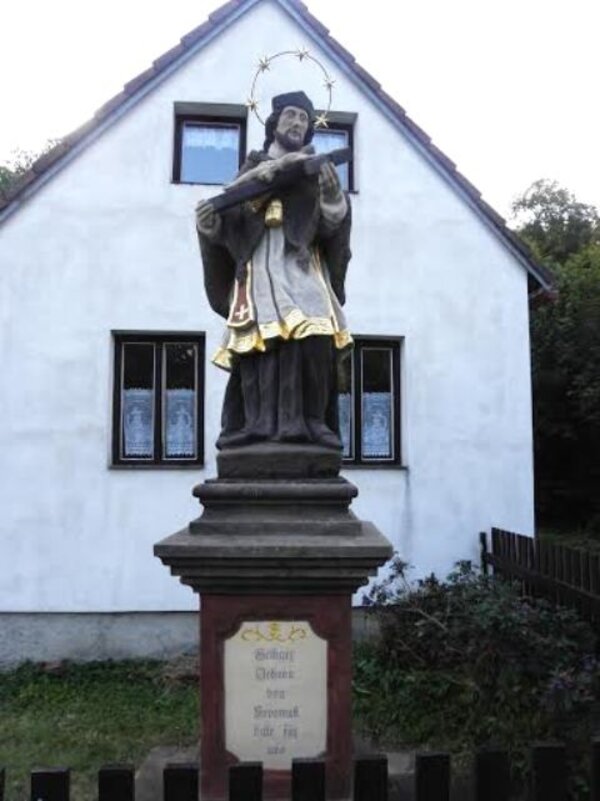 Zrestaurovaná socha sv. Jana Nepomuckého se vrátila na své původní místo v obci Líska.