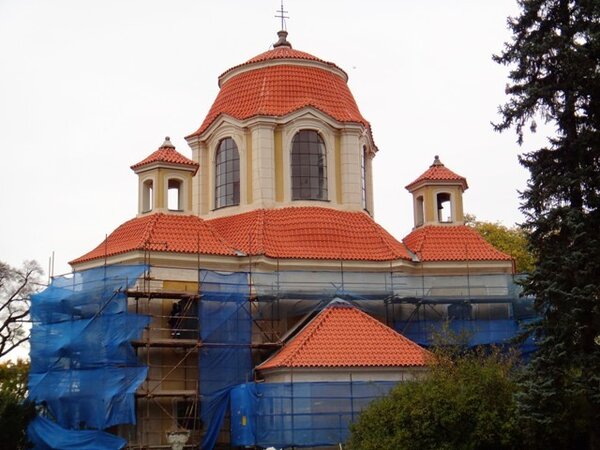 Na střechy kaple sv. Anny v Panenských Břežanech použil pokrývač Karel Markvart prejzovou krytinu společnosti Tondach.
