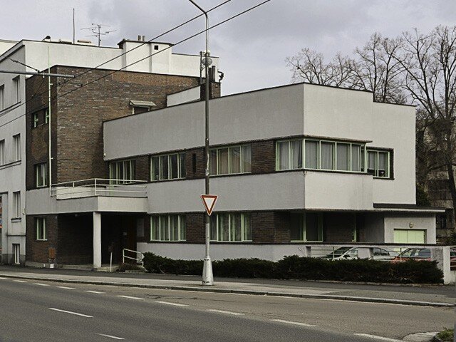 Vila plynule navazuje na sousední řadu činžovních domů a tvoří s nimi blokovou zástavbu nejbližšího okolí Ulrichova náměstí. 
