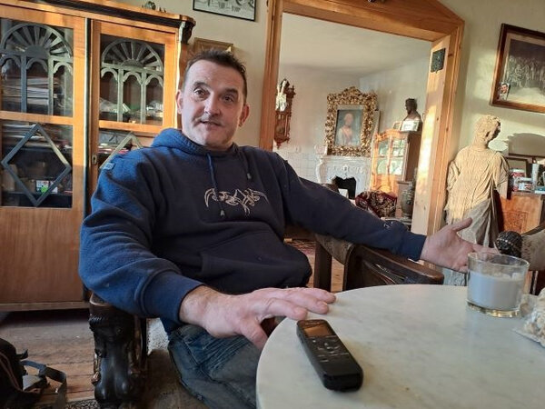 V Domě U Slona s jeho majitelem Pepínem Stachem, který zachraňuje ikonickou památku Písku.