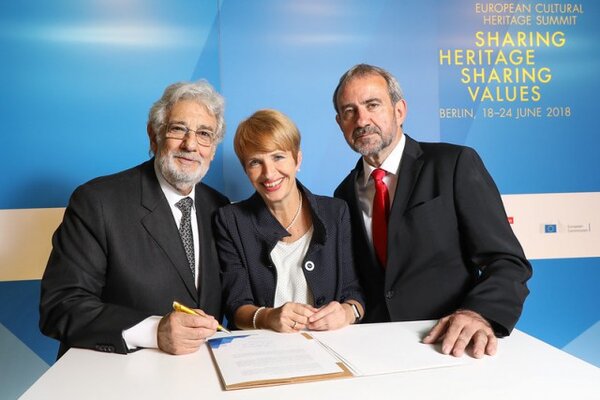 Prezident Europa Nostra Plácido Domingo, Martina Münch, předsedkyně Výboru pro německé kulturní dědictví a Hermann Parzinger, výkonný prezident Europa Nostra, při podpisu Berlínské výzvy