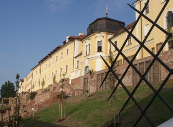 Rekonstrukce zpustlých teras na jižním svahu historického centra Hradce Králové přeměněných na odpočinkovou zónu s několika vodními prvky stála přes 54 milionů korun.