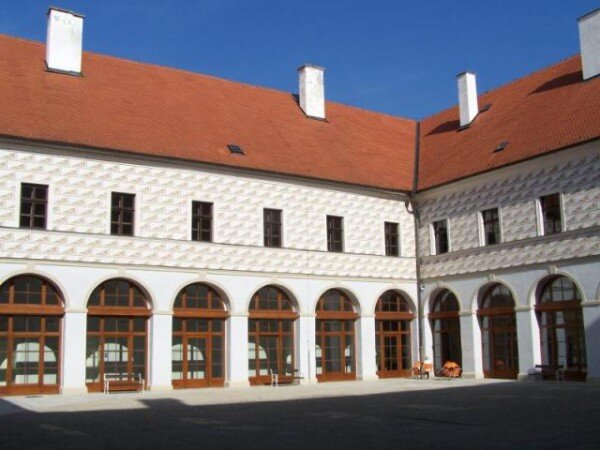 Bývalá Jezuitská kolej s kostelem sv. Máří Magdalény je největší památkový objekt ve vlastnictví města Jindřichův Hradec. Nyní v ní sídlí Národní muzeum fotografie.