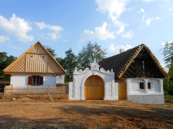 Dokončená stavba usedlosti ze středního Polabí