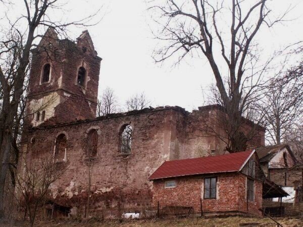Evangelický kostel v Rudníku na Trutnovsku byl zdevastovaný již na počátku 60. let 20. století. Nemá krov, střechu, okna ani dveře. Propadlý je i strop lodě kostela. 
