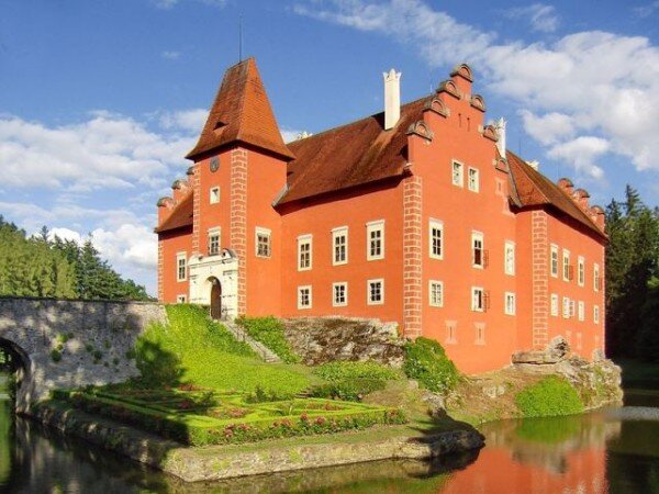 Tablety s videonahrávkami v českém znakovém jazyce jsou pro neslyšící návštěvníky k dispozici také na zámku Červená Lhota.