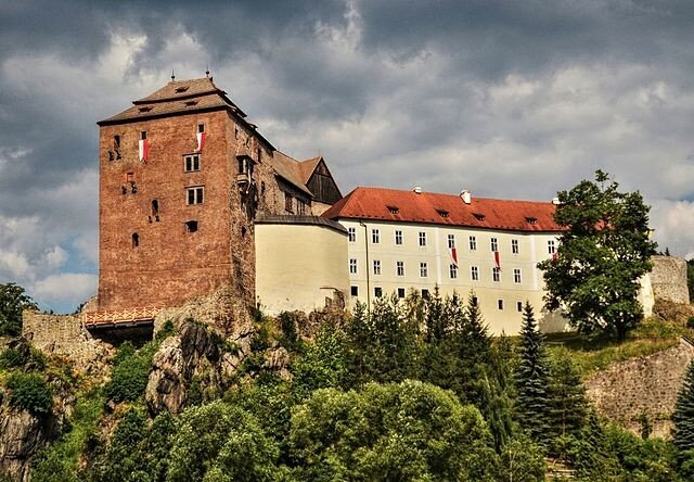 Hrad a zámek Bečov je jedinečný soubor historických budov, z nichž nejvýznamnější jsou gotický hrad, renesanční palác a barokní zámek.