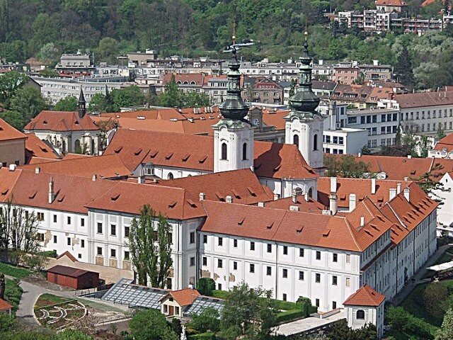 Ostatky sv. Norberta, zakladatele řádu premonstrátů, byly uloženy do mřížové kaple ve strahovském klášterním kostele (ilustrační foto).