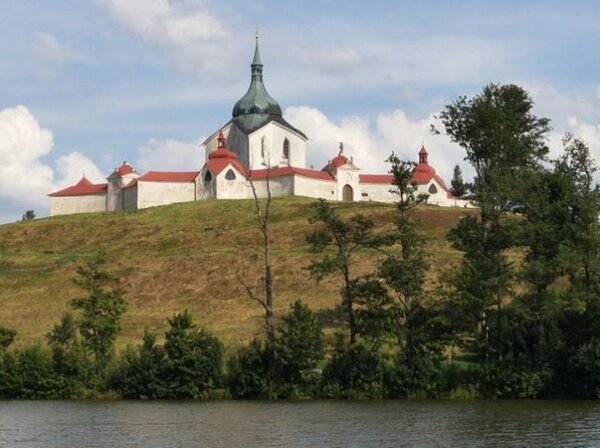 Nejznámější Santiniho stavbou je kostel sv. Jana Nepomuckého na Zelené hoře ve Ždáru nad Sázavou.