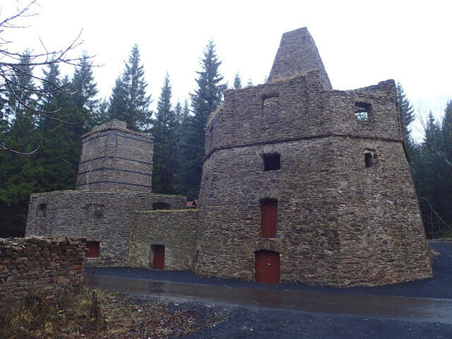 Takzvaná Buquoyská vápenka zachycená již na mapě prvního vojenského mapování z roku 1776 je složena ze dvou dnes torzálně dochovaných pecí polygonálního půdorysu.