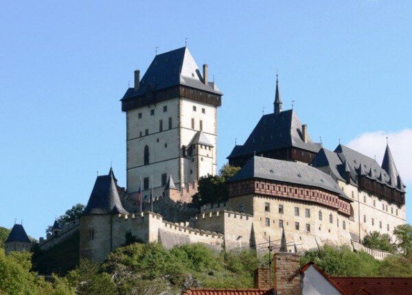 Od roku 2010 přináší virtuální prohlídky hrad Karlštejn