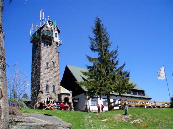 Rozhledna Královka na kopci Nekras má vybudovanou novou samoobslužnou restauraci a v rekonstrukci je také restaurace s ubytováním (archivní snímek). 