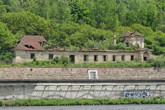 Viničný dům s kaplí ve Vehlovicích na Mělnicku je příkladem chátrající kulturní památky (ilustrační foto).