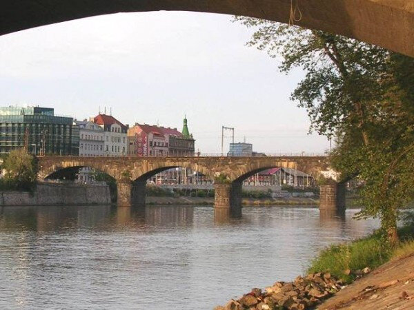 Pro účastníky konference bude připravena také komentovaná prohlídka Negrelliho viaduktu (pohled na viadukt z pod Hlávkova mostu).