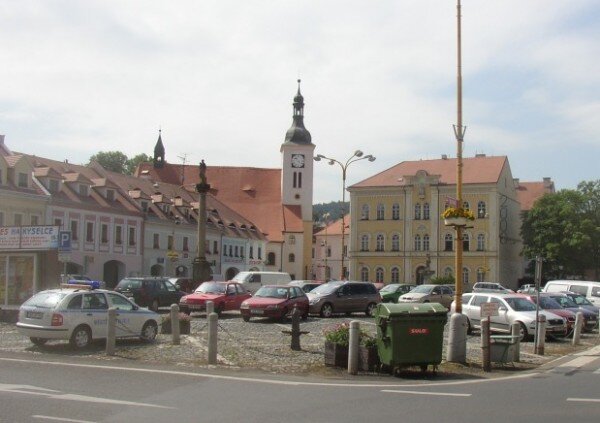 Archeologické nálezy z 11. a 12. století byly objeveny přímo pod historickým Mírovým náměstím.  