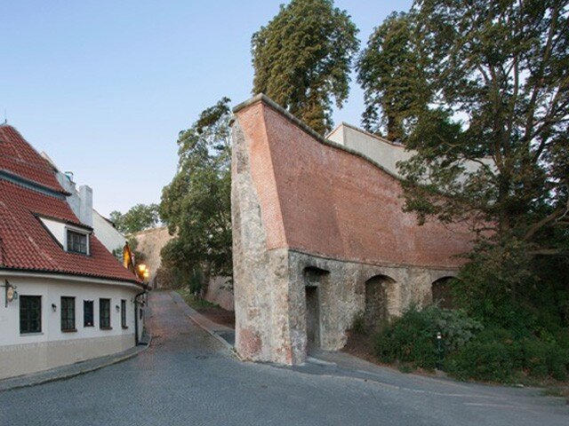 Bastion z 2. poloviny 17. století je tvořen cihelným lícovým zdivem, lomovým opukovým kamenem a opracovanými pískovcovými bloky.