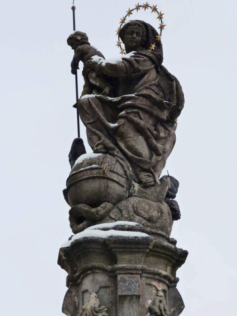 Mariánský sloup vrcholí sochou Immaculaty od Lazara Widemana.