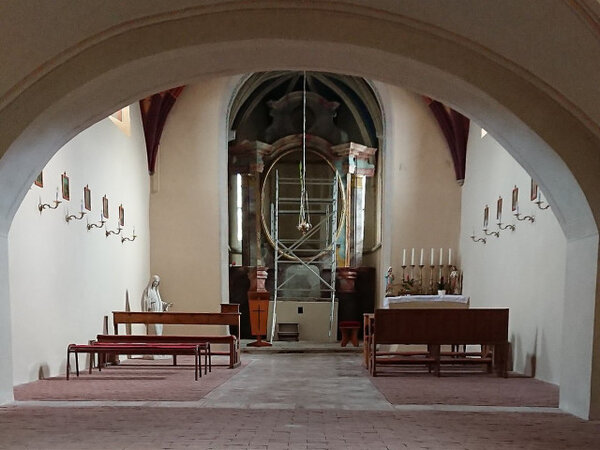 Interiér kostela sv. Zikmunda ve Znojmě-Popicích během restaurování hlavního oltáře.