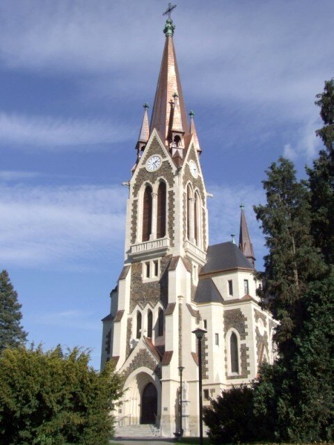 Farní kostel Nanebevzetí Panny Marie je dominantou města Vítkova. Novogotický chrám je největší stavbou ve městě a okolí. 