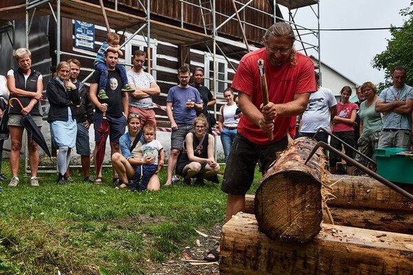 Tesař Tomáš Kracík ukáže divy a taje tradičního tesařského řemesla.