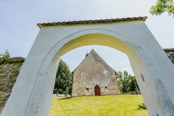 Pomozte nadšencům vybrat potřebnou částku na opravu severní fasády kostela v Klení.