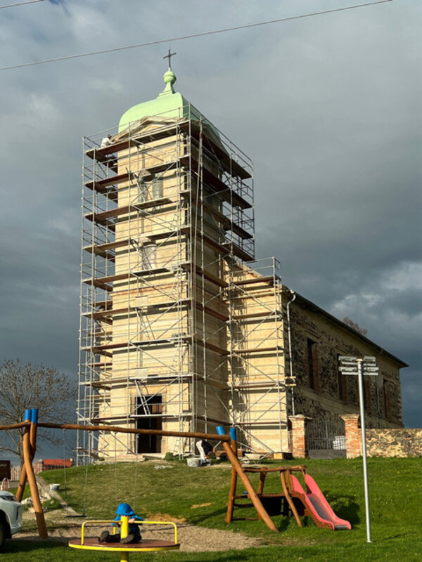 Obnovovaná kostelní věž