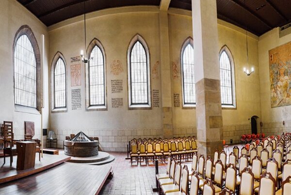 Původně kaple vznikla v roce 1391 pro kázání v českém jazyce.