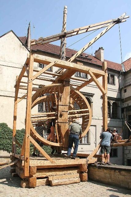 Replika středověkého dřevěného jeřábu byla k vidění na Pražském hradě v červenci 2006. V létě 2011 bude na Kosti.