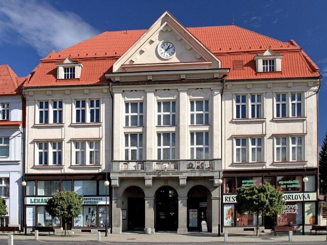 Na Wikipedii má nový článek také radnice v Orlové.