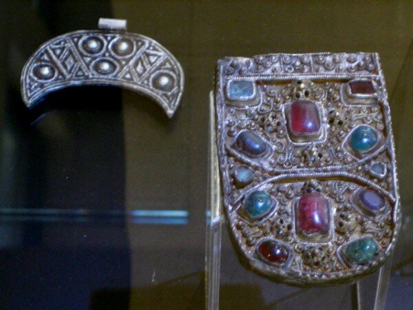 Stříbrné nákončí z opasku - nález z období Velké Moravy ze Starého Města u Uherského Hradiště (ilustrační foto)