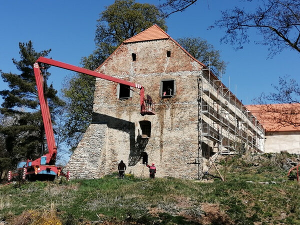 Pohled na průběh prací při obnově sýpky ve Hvožďanech