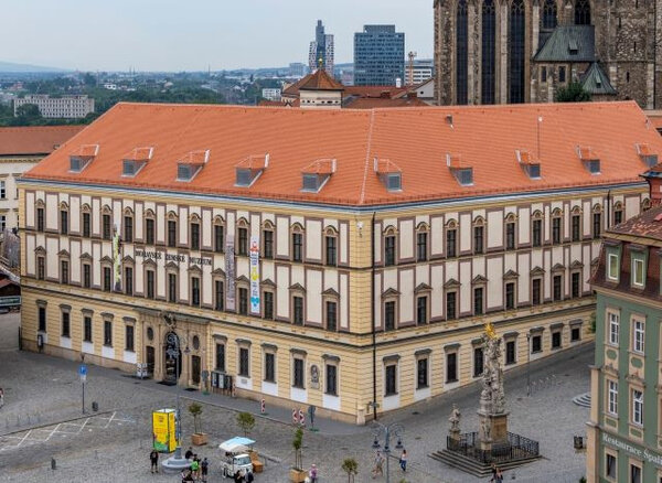 V Dietrichsteinském paláci sídlí Moravské zemské muzeum.