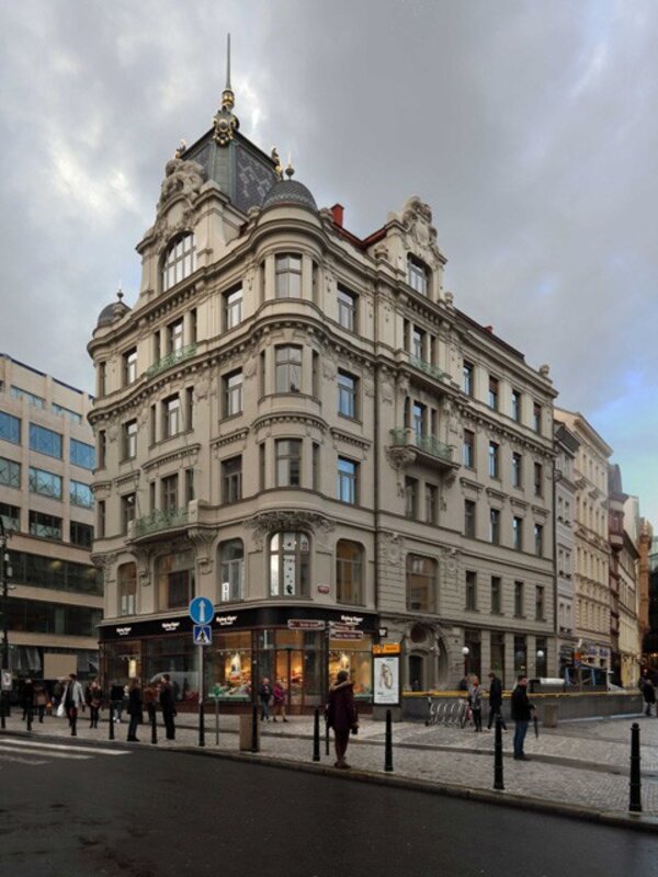 Novobarokní nájemní a obchodní dům navrhl architekt Karel Mottl pro Vendelína Mottla, majitele významného pražského textilního podniku.