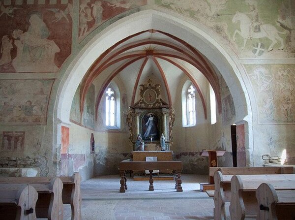 Pohled k oltáři v loukvovském kostele sv. Markéty