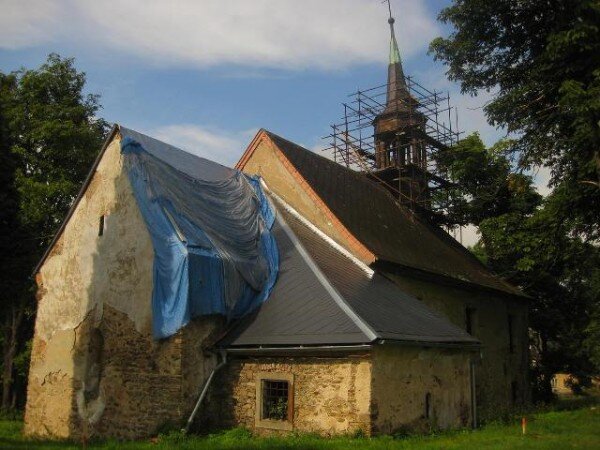 Část kostela sv. Petra a Pavla ve Volyni se už podařilo zastřešit.