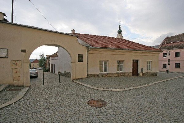 Radnice musela do svého vlastnictví převzít čtyři památky. Mezi nimi je také Židovská brána (na snímku), o kterou se stejně starala. Díky tomu může nyní čerpat dotace na jejich údržbu a rekonstrukci. 