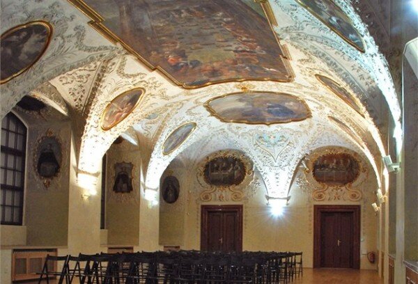 Debata profesora Šváchy a architekta Pleskota se uskuteční v barokním refektáři kláštera dominikánů v Praze. 