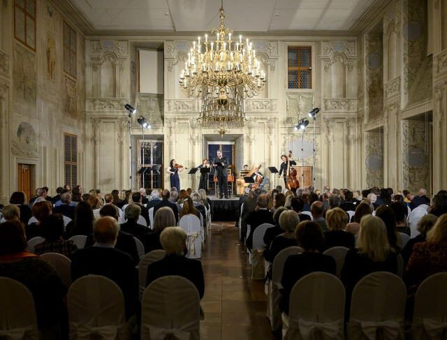 První koncert se bude odehrávat v Císařském sále Lobkowiczkého paláce.