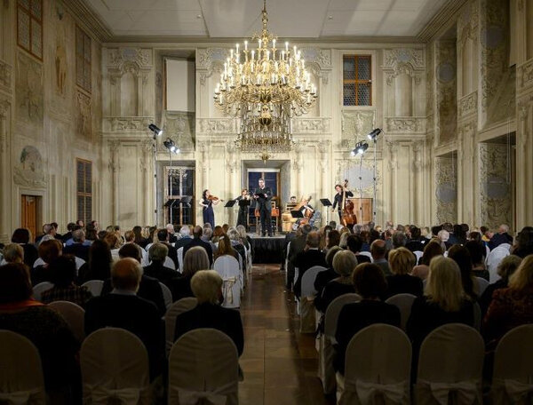 První koncert se bude odehrávat v Císařském sále Lobkowiczkého paláce.
