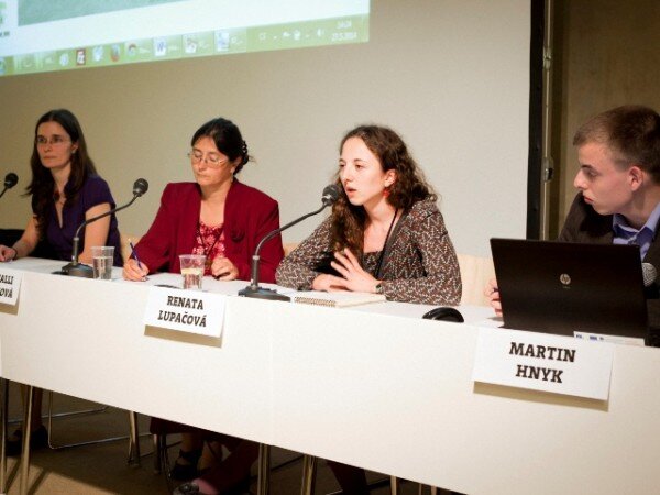 Na otázky druhé panelové diskuze odpovídaly zleva Eliška Plotěná, Hana Talli Hlubučková a Renata Lupačová. Diskuzi vedl Martin Hnyk.