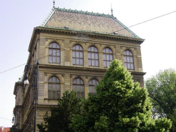 Uměleckoprůmyslové museum v Praze s hnědočervenými okny