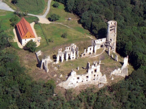 Opravy hradu Zvířetice vyjdou na osm milionů korun. Město Bakov nad Jizerou, coby vlastník hradu, na ně získalo dotaci z Regionálního operačního programu Střední Čechy. 