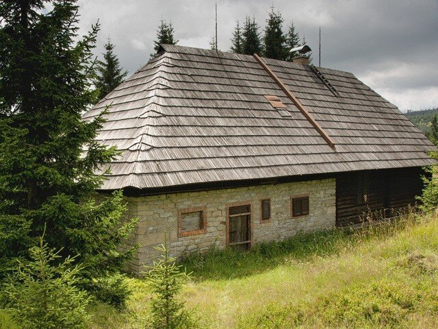 Chata stojí severně od příjezdové komunikace na levém břehu Roklanského potoka.